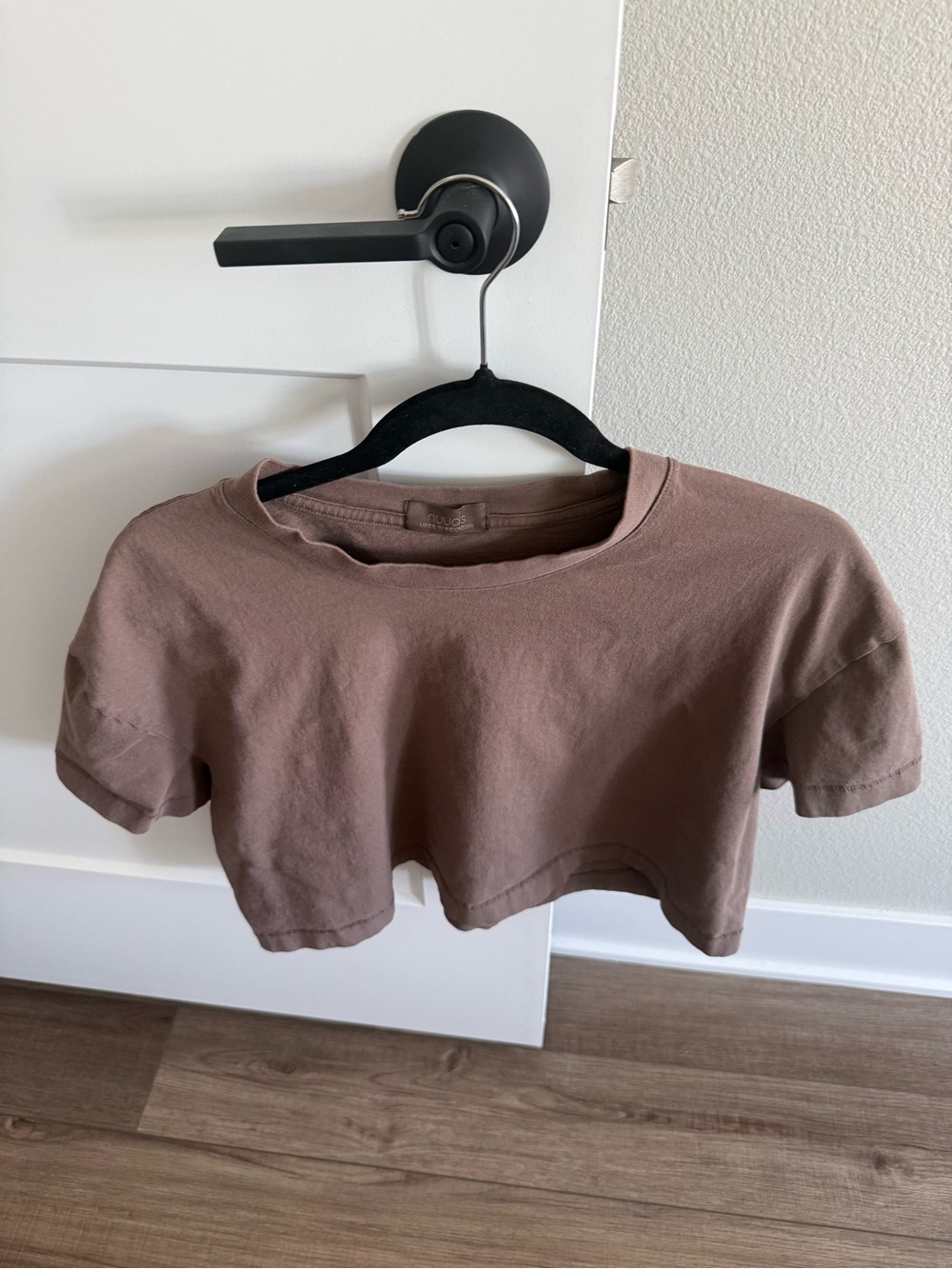 nuuds Cropped Tee in mocha